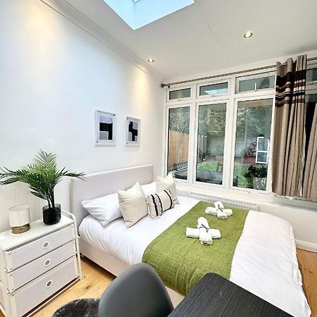Modern Room In Spacious Home 런던 외부 사진