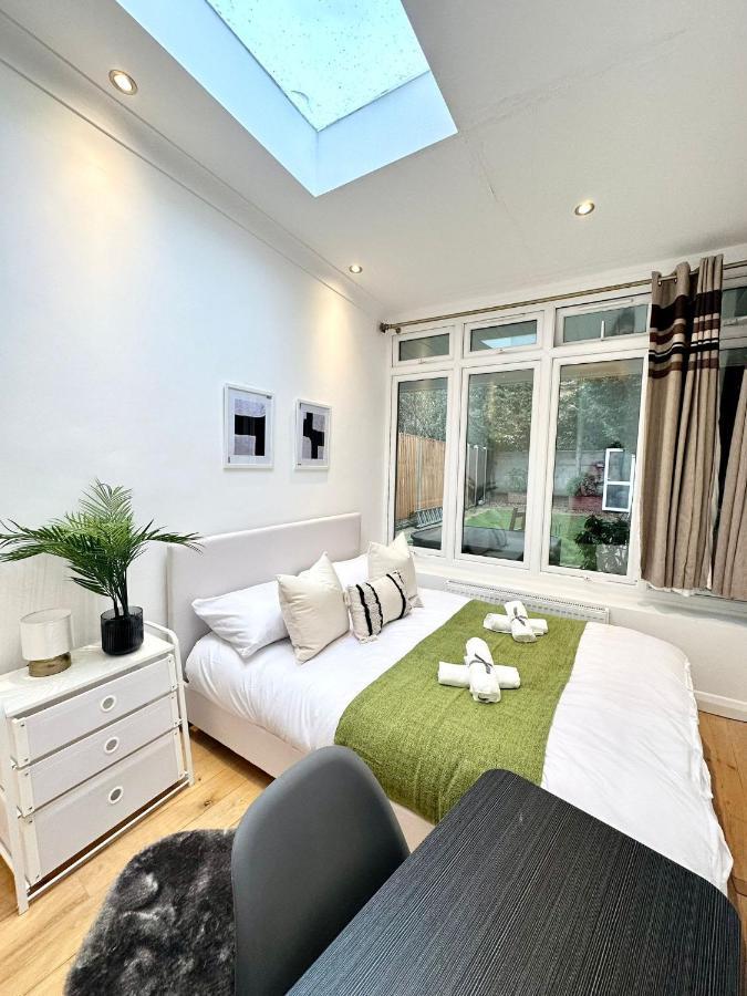 Modern Room In Spacious Home 런던 외부 사진