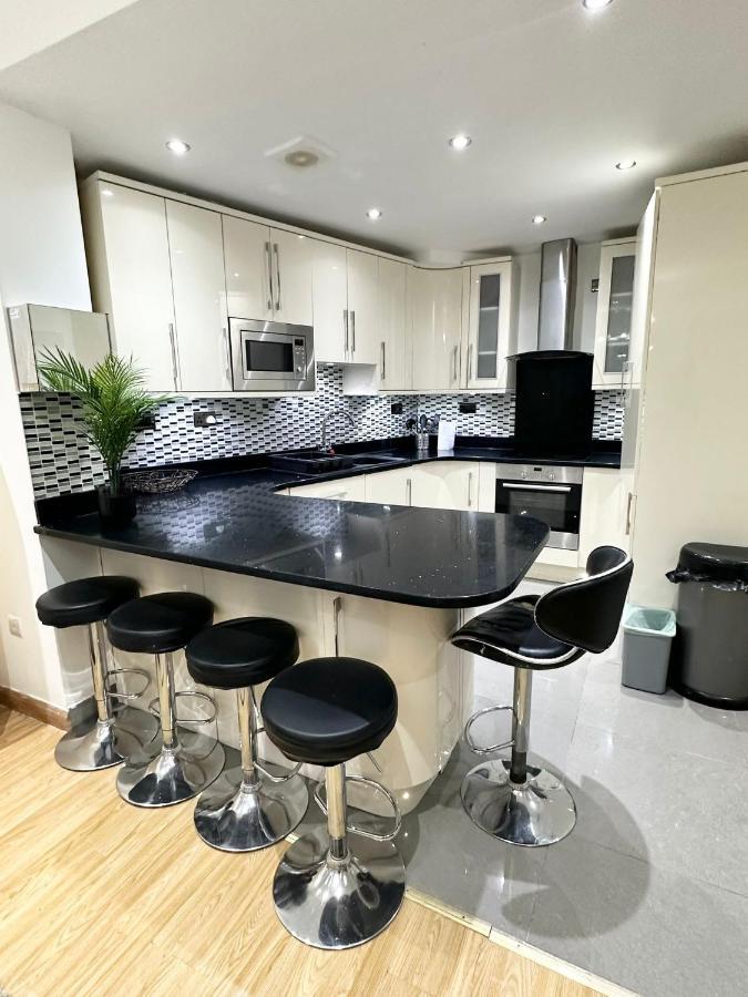 Modern Room In Spacious Home 런던 외부 사진